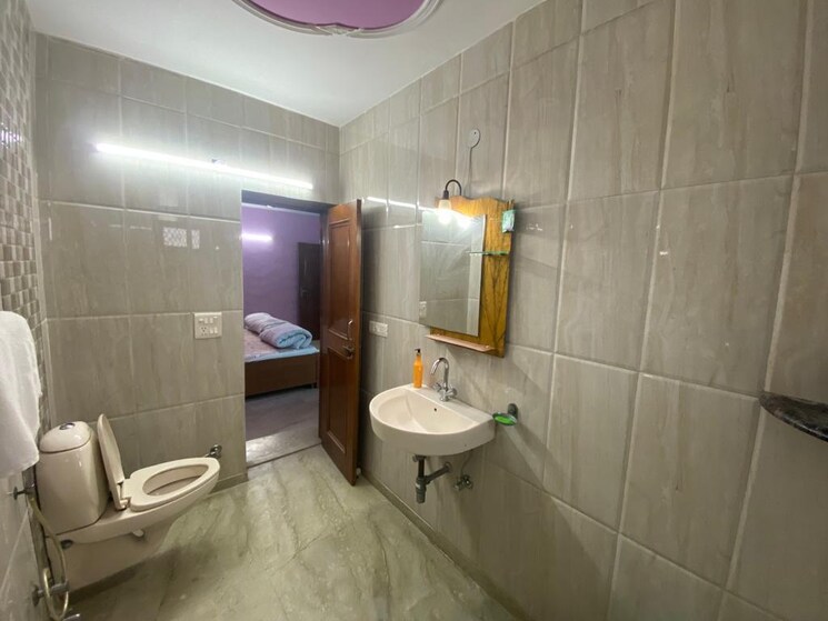 Bathroom, lajpat nagar i 1.5 Bedroom 650 Sq.Ft. Builder Floor In Lajpat Nagar I Delhi 9390544