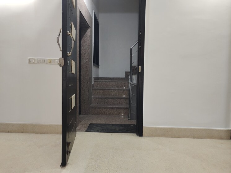 Room, east of kailash 3 Bedroom 1800 Sq.Ft. Builder Floor In East Of Kailash Delhi 9390558