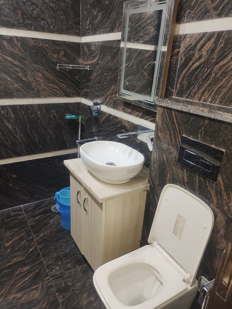 Bathroom, east of kailash 3 Bedroom 1800 Sq.Ft. Builder Floor In East Of Kailash Delhi 9390558