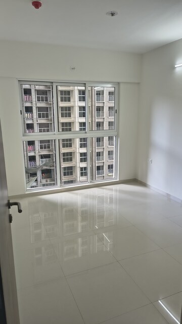 Room in 2 BHK Apartment at Lodha Amara, Kolshet Road – for Rent