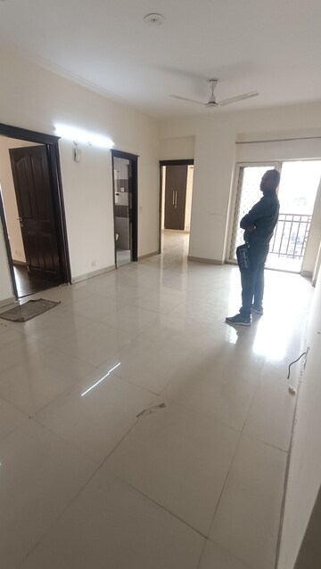 Room in 2 BHK Apartment at Jm Orchid, Sector 76 – for Rent