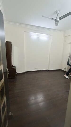 Room in 2 BHK Apartment at Antriksh Golf View, Sector 78 – for Rent