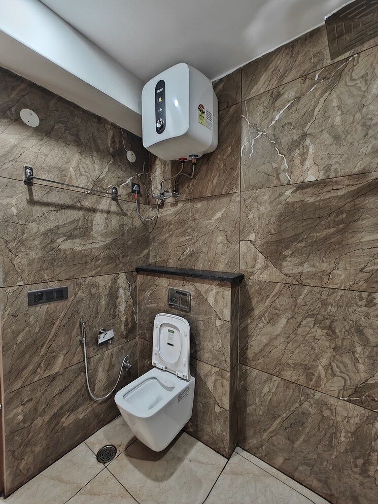 Bathroom, tulip-yellow 3 Bedroom 1704 Sq.Ft. Apartment In Sector 69 Gurgaon 9390600