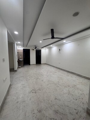 Room in 3 BHK Apartment at Sunder Apartment, Paschim Vihar – for Rent