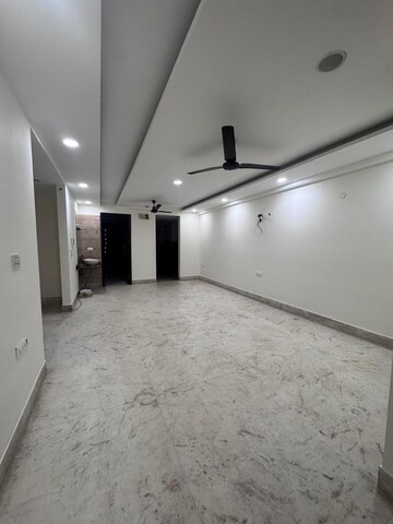 Room in 3 BHK Apartment at Sunder Apartment, Paschim Vihar – for Rent