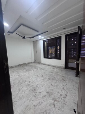 Room in 3 BHK Apartment at Sunder Apartment, Paschim Vihar – for Rent