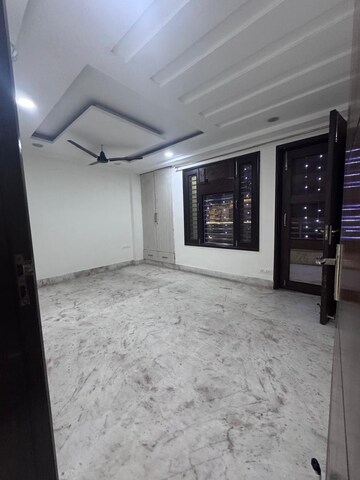 Room in 3 BHK Apartment at Sunder Apartment, Paschim Vihar – for Rent