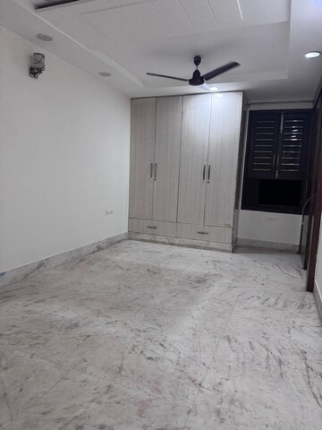 Room in 3 BHK Apartment at Sunder Apartment, Paschim Vihar – for Rent
