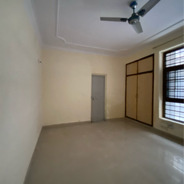 Room in 4 BHK Builder Floor at Paras Tierea, Sector 137 – for Rent
