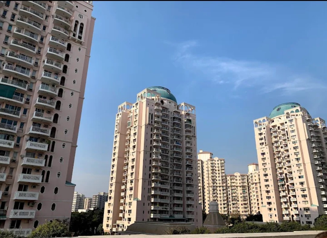 4 BHK 2400 Sq.Ft. Apartment in DLF Trinity Towers