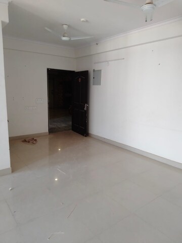 Room in 2 BHK Apartment at JM Florence, Tech Zone 4 Greater Noida – for Rent