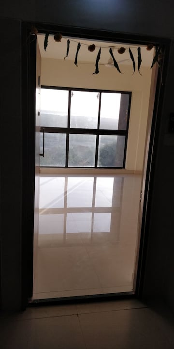 Room in 2 BHK Apartment at Rustomjee Meridian, Kandivali West – for Rent