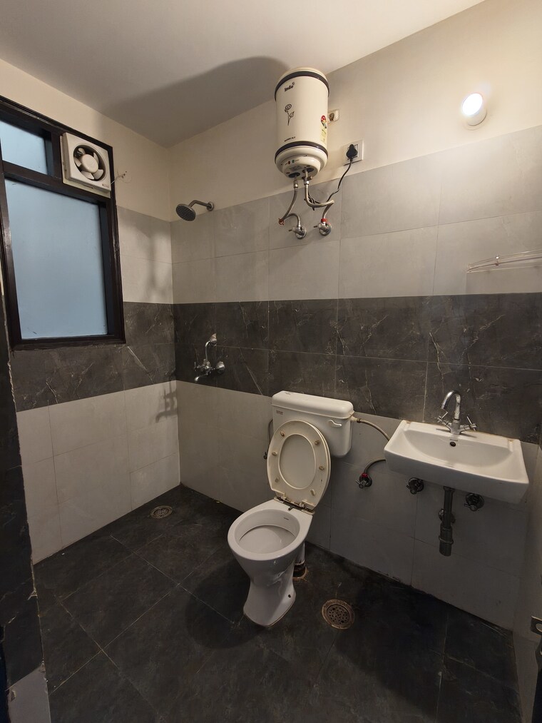 Bathroom, sector 22 2 Bedroom 263 Sq.Yd. Builder Floor In Sector 22 Gurgaon 9390980