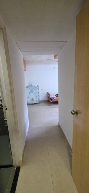 Room in 3 BHK Apartment at Group Seven Rushi Heights, Goregaon East – for Rent