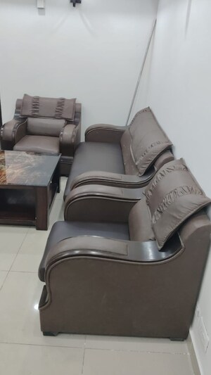 Living Room in 2.5 BHK Apartment at Supertech Cape Town, Sector 74 – for Rent