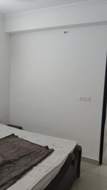Room in 2.5 BHK Apartment at Supertech Cape Town, Sector 74 – for Rent