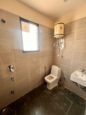 Bathroom in 1 BHK Builder Floor at Sector 40 – for Rent
