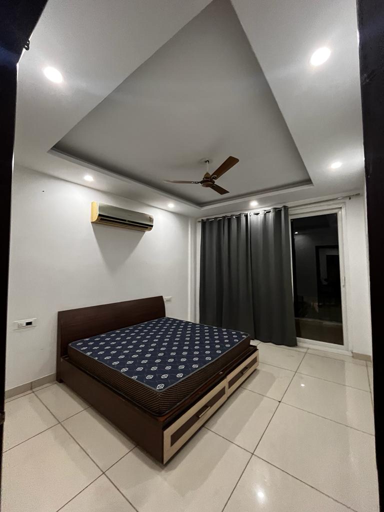 3 BHK + Pooja Room Apartment For Rent in GHB Splande