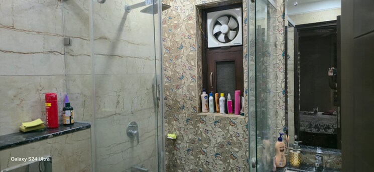 Bathroom, safdarjung enclave 3 Bedroom 1350 Sq.Ft. Builder Floor In Safdarjung Enclave Delhi 9391268