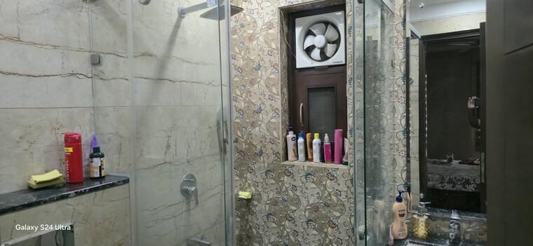 Bathroom, safdarjung enclave 3 Bedroom 1350 Sq.Ft. Builder Floor In Safdarjung Enclave Delhi 9391268