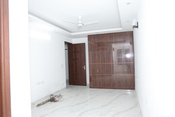Room in 4 BHK Apartment at Vasant Kunj – for Rent