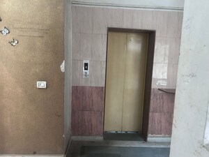 Lift in 3 BHK Apartment at Sector 7 Dwarka – for Rent
