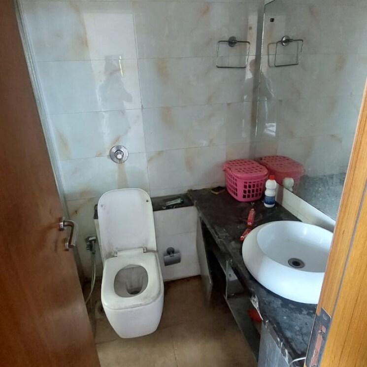 Bathroom, waterfront-tropical-panache 3 Bedroom 1750 Sq.Ft. Apartment In Kasarvadavali Thane 9391402