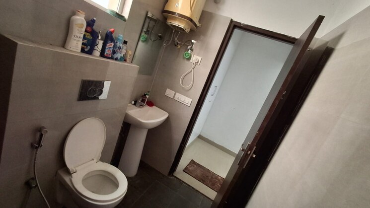Attached Bathroom, vip road 3 Bedroom 1800 Sq.Ft. Apartment In Vip Road Zirakpur 9391405