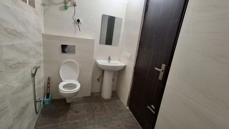 Bathroom, vip road 3 Bedroom 1800 Sq.Ft. Apartment In Vip Road Zirakpur 9391405