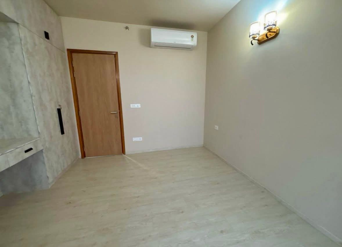 3 BHK + Servant Room Apartment For Rent in M3M Sky City