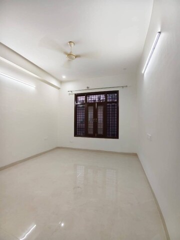Room in 3 BHK Builder Floor at Sector 23 – for Rent