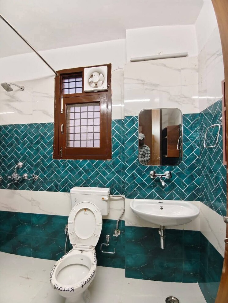 Attached Bathroom, sector 23 3 Bedroom 2114 Sq.Ft. Builder Floor In Sector 23 Gurgaon 9391812