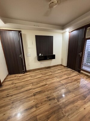 Room in 2 BHK Builder Floor at Sector 38 – for Rent