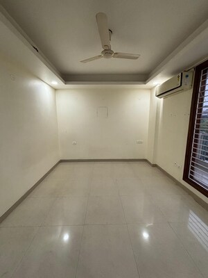Room in 2 BHK Builder Floor at Sector 38 – for Rent
