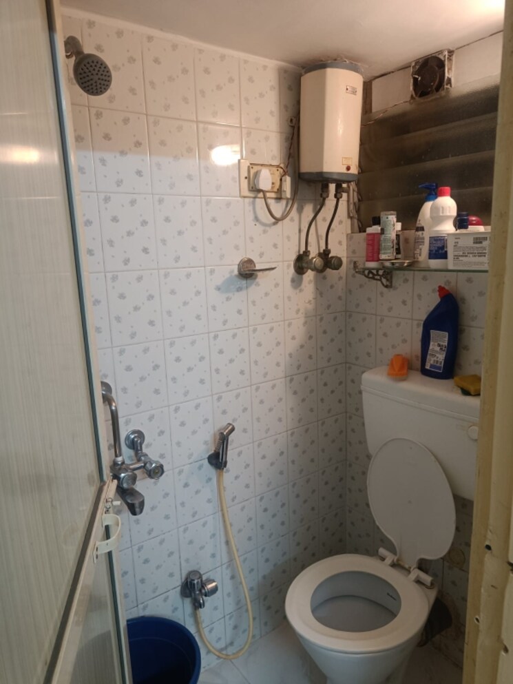 Bathroom, bandra west Pg For Girls In Bandra West 9391546
