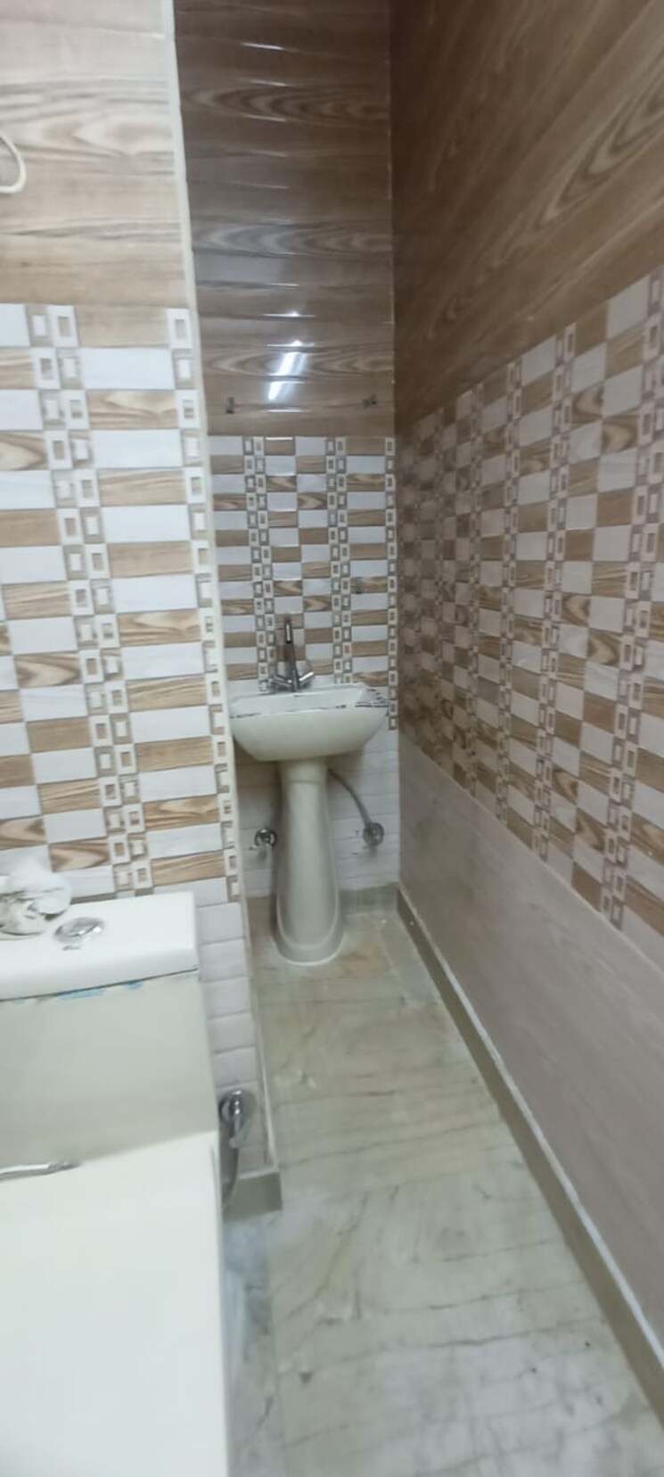 Bathroom, govindpuri 2 Bedroom 700 Sq.Ft. Builder Floor In Govindpuri Delhi 9391606