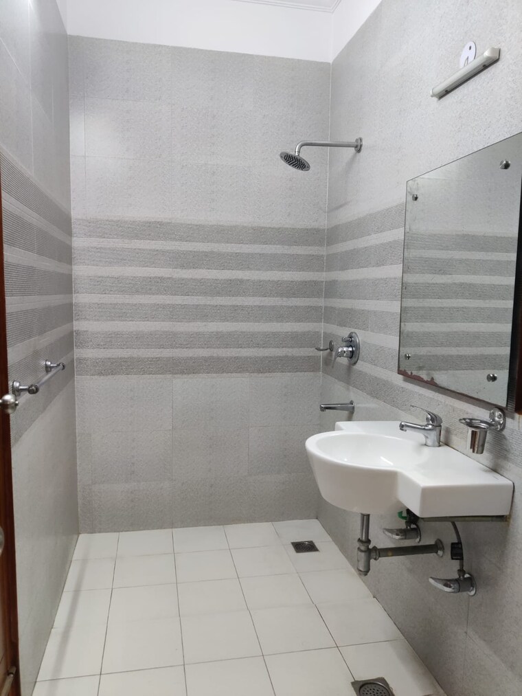 Bathroom, sector 46 2 Bedroom 1419 Sq.Ft. Builder Floor In Sector 46 Gurgaon 9391637