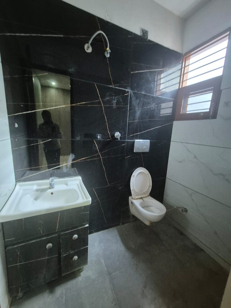 Attached Bathroom, kharar mohali road 3 Bedroom 104 Sq.Yd. Apartment In Kharar Mohali Road Kharar 9391656