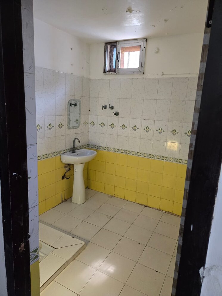 Bathroom, bcc-residency 3 Bedroom 1400 Sq.Ft. Apartment In Hazratganj Lucknow 9391741