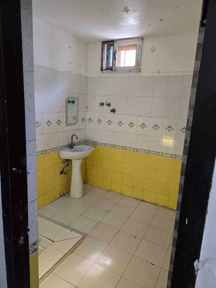 Bathroom, bcc-residency 3 Bedroom 1400 Sq.Ft. Apartment In Hazratganj Lucknow 9391741