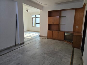 Room in 3 BHK Apartment at BCC Residency, Hazratganj – for Rent