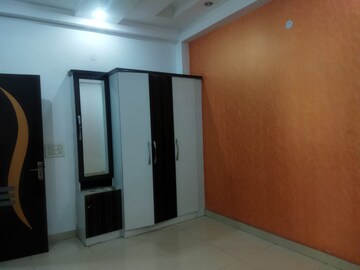 Room in 4 BHK Builder Floor at Panchsheel Park – for Rent