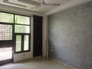 Room in 4 BHK Builder Floor at Panchsheel Park – for Rent