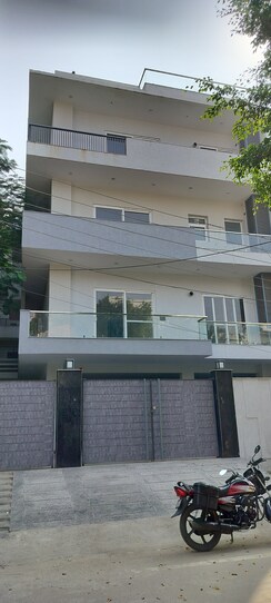 6+ BHK + Servant Room Independent House For Sale in Sector 36