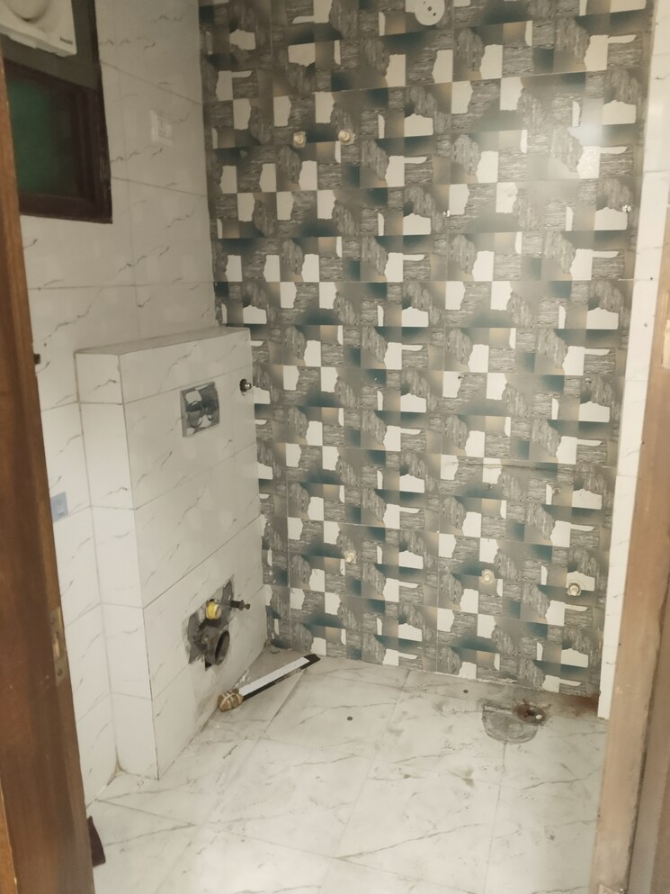 Bathroom, swasthya-enclave 3 Bedroom 1450 Sq.Ft. Builder Floor In Vasundhara Sector 5 Ghaziabad 9391928