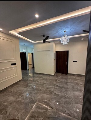 Room in 4 BHK Builder Floor at DLF Pink Town House, Dlf City Phase 3 – for Rent