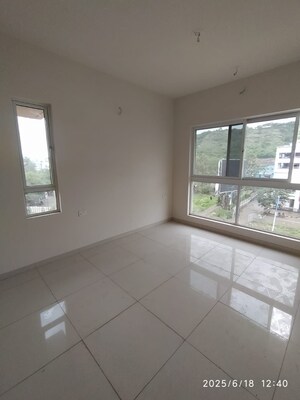 Room in 2 BHK Apartment at Godrej Green Vistas, Mahalunge – for Rent