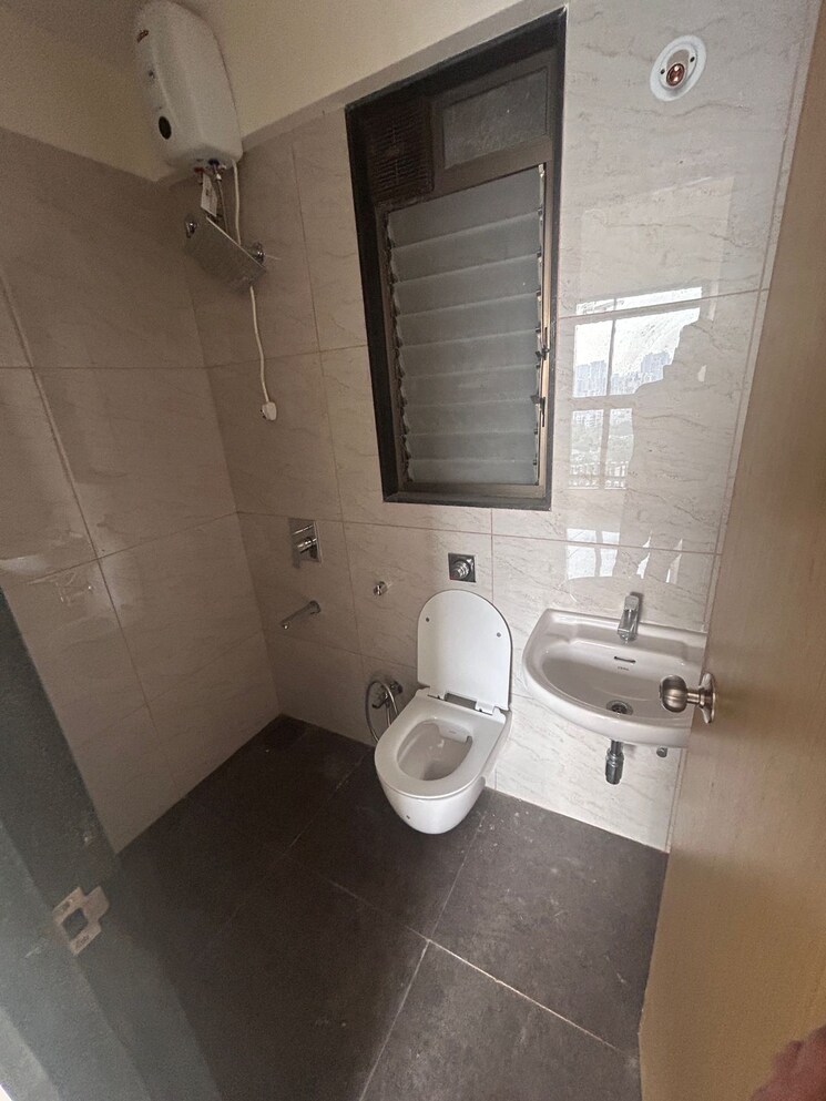 Bathroom, chandak-34-park-estate 3 Bedroom 820 Sq.Ft. Apartment In Goregaon West Mumbai 9392085