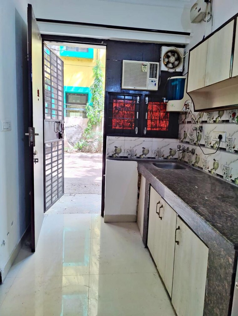 Kitchen, super-mart-1 1 RK 500 Sq.Ft. Builder Floor In Sector 27 Gurgaon 9392112