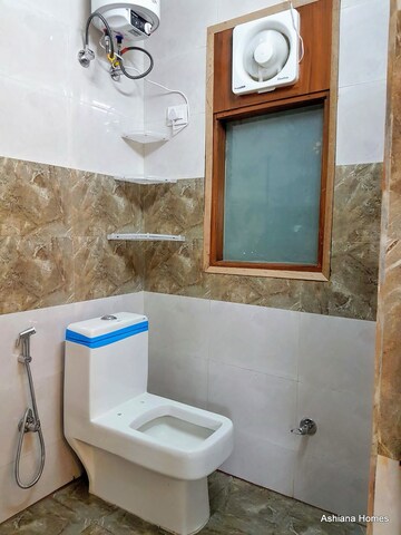Bathroom in 1 RK Builder Floor at Super Mart 1, Sector 27 – for Rent